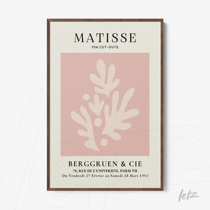 quadro com arte moderna em moldura de madeira escura, apresentando formas abstratas em tom rosa sobre fundo claro