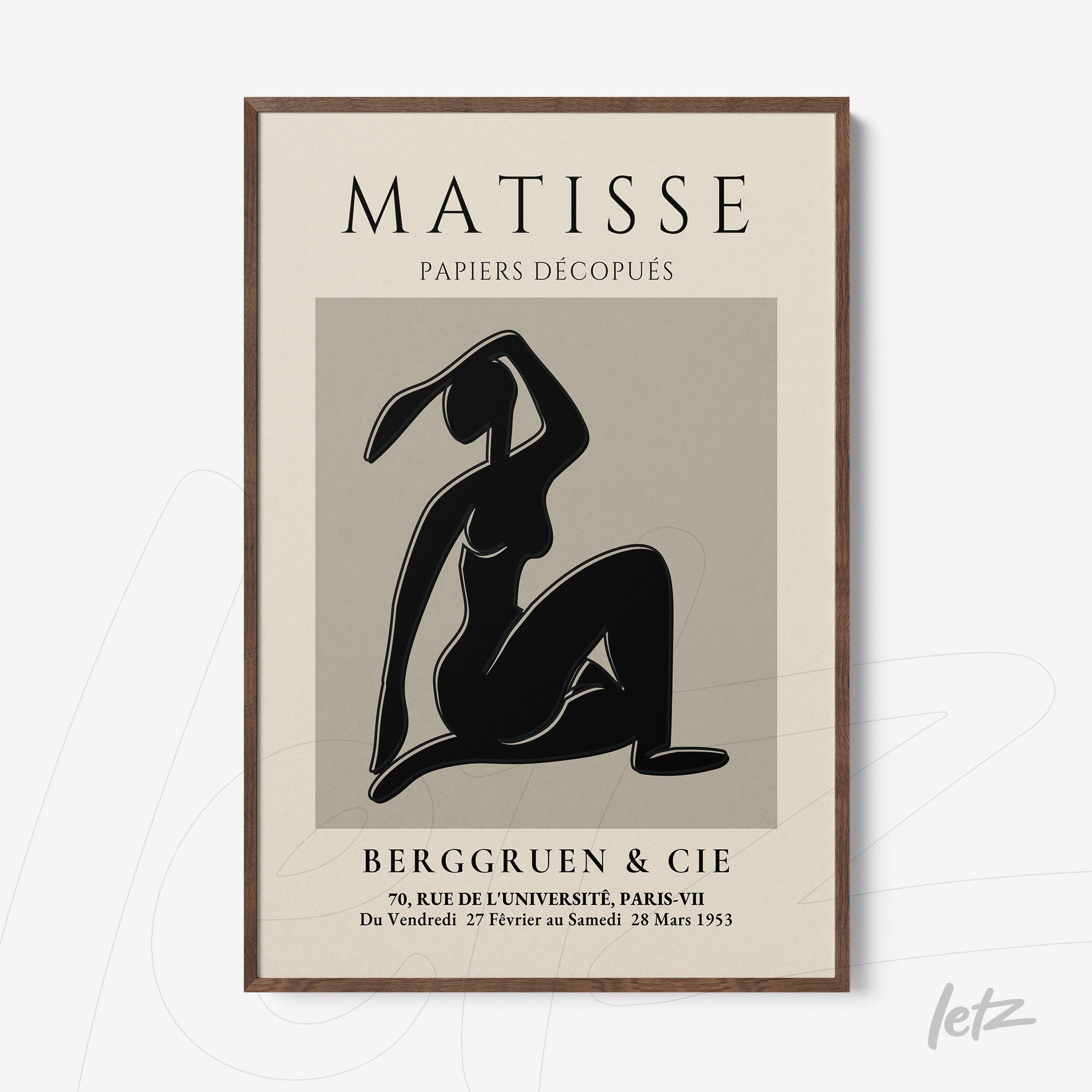 quadro decorativo com arte em recorte de papel de figura feminina em fundo preto, moldura de madeira escura e design minimalista