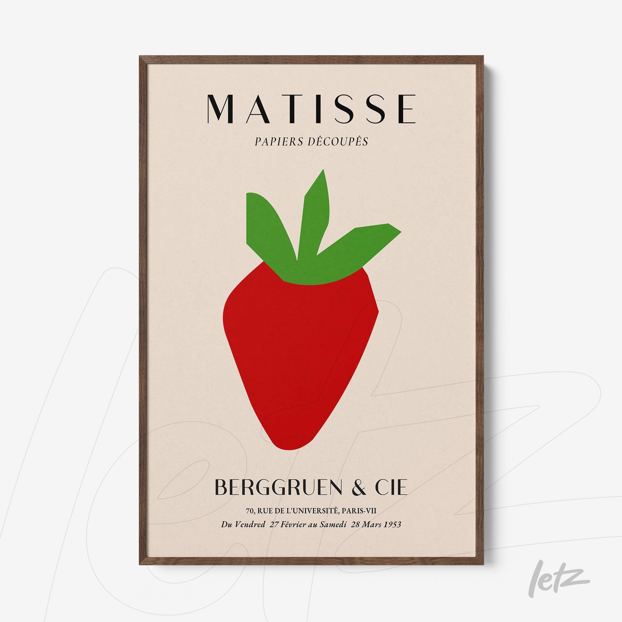 quadro decorativo com arte moderna de um morango estilizado em fundo claro e moldura de madeira escura