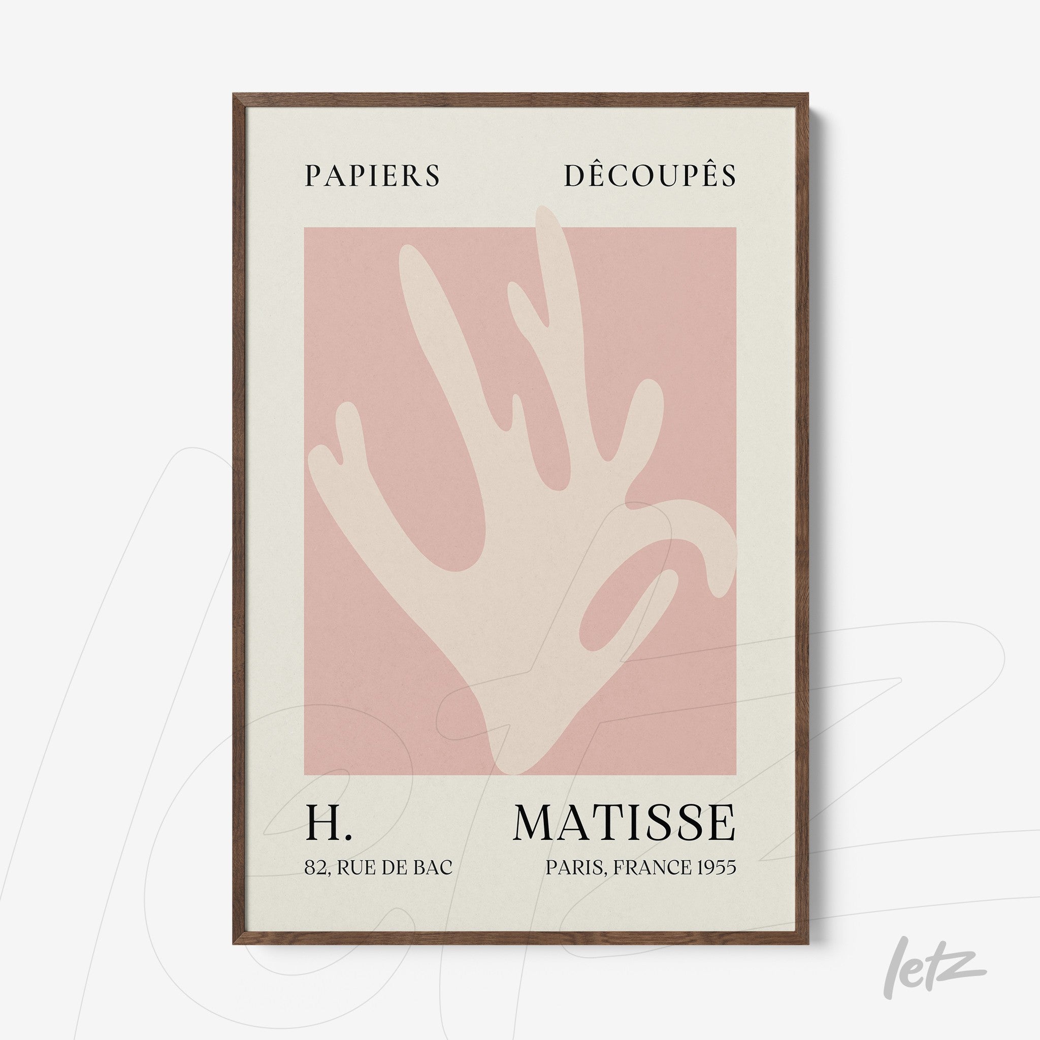 quadro com arte de mão estilizada em fundo rosa claro e moldura de madeira escura