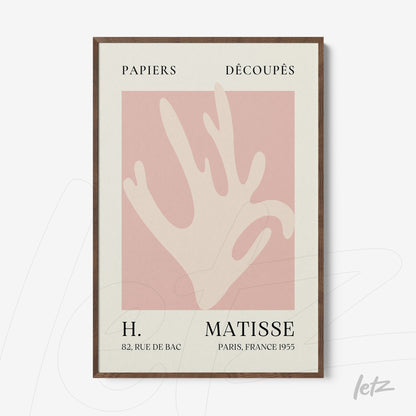 quadro com arte de mão estilizada em fundo rosa claro e moldura de madeira escura