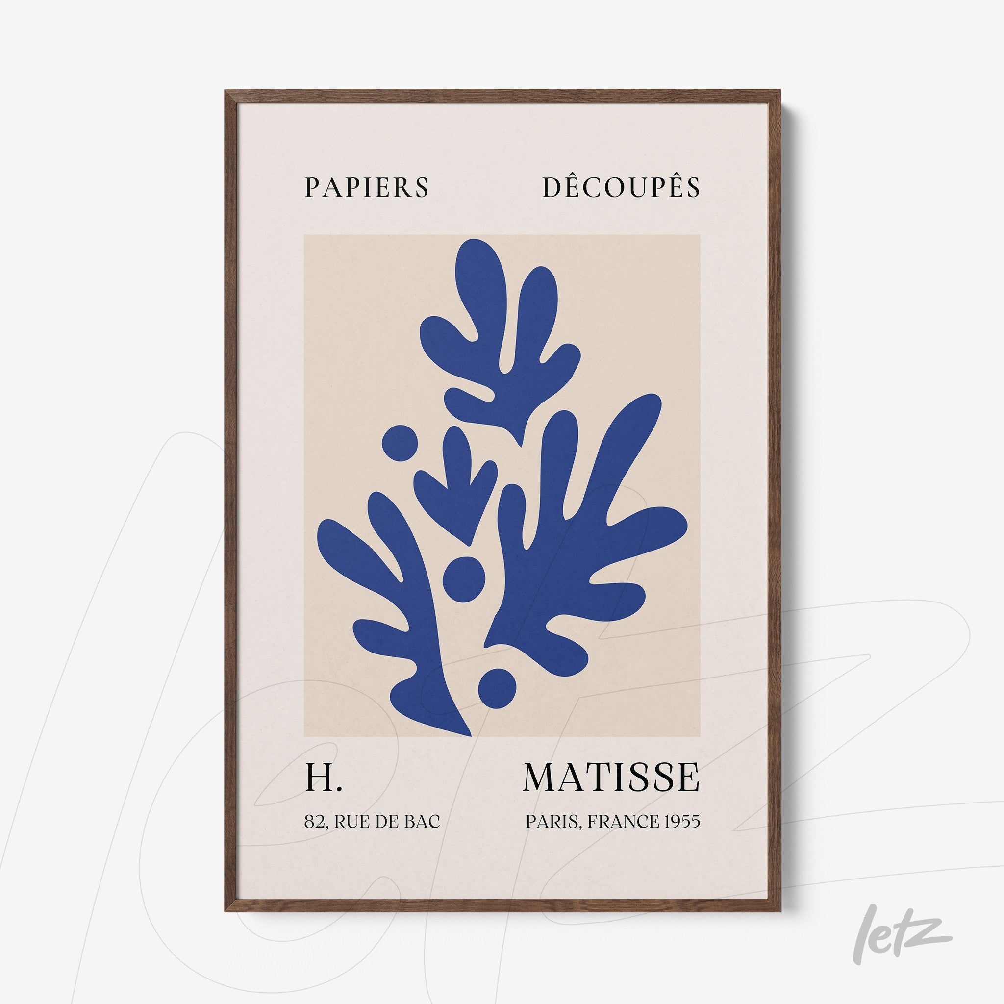 quadro com arte de recortes em papel na cor azul sobre fundo claro, com moldura de madeira escura