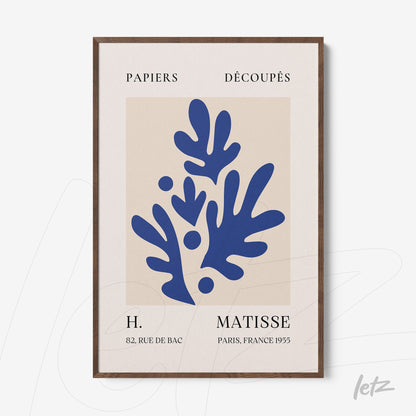 quadro com arte de recortes em papel na cor azul sobre fundo claro, com moldura de madeira escura