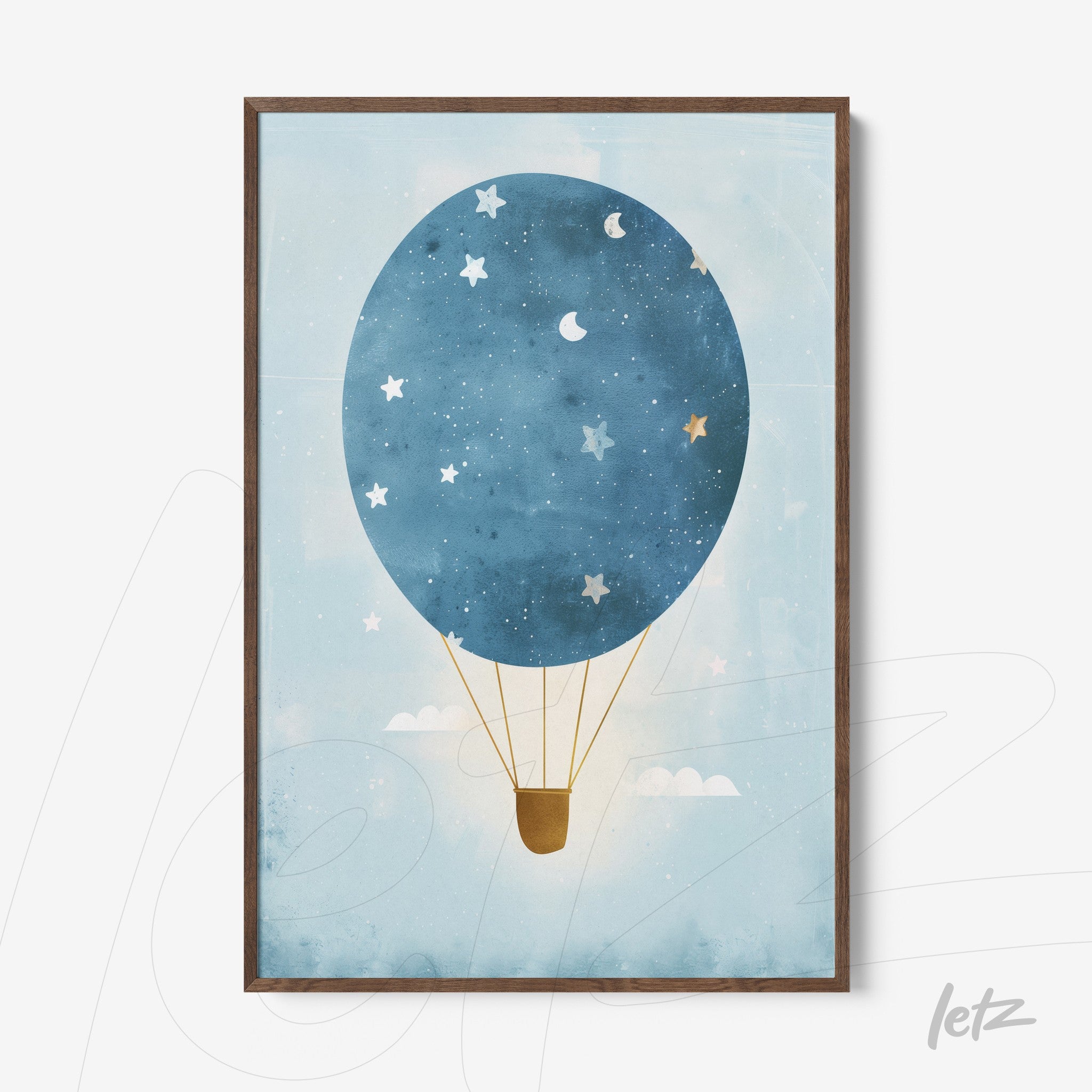 quadro com ilustração de balão de ar quente em fundo azul claro com estrelas e nuvens, moldura marrom
