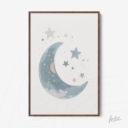 quadro com ilustração de uma lua crescente azul e estrelas em fundo claro com moldura de madeira escura