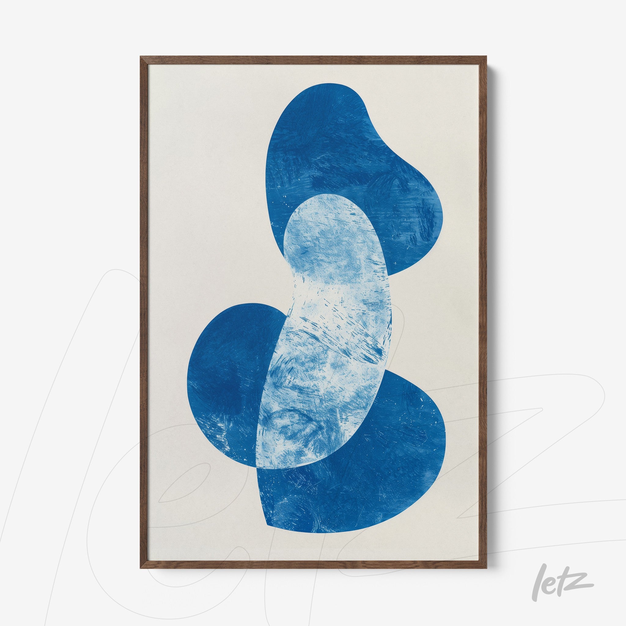 quadro com arte abstrata em tons de azul, contornos orgânicos sobre fundo claro, moldura de madeira escura