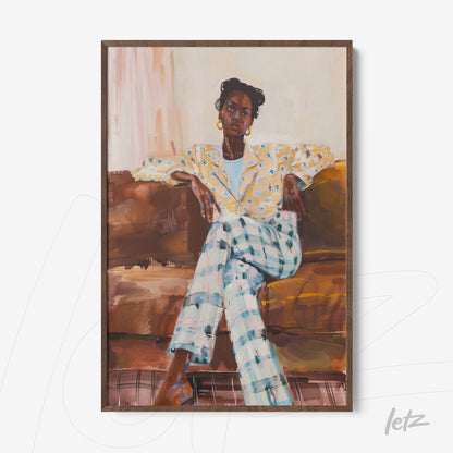 quadro com retrato de mulher sentada em sofá, adornada com blazer amarelo de flores e calças xadrez azul e branco, em moldura de madeira clara