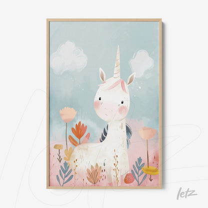 quadro com ilustração de unicórnio em fundo azul claro, cercado por flores e nuvens em estilo infantil, com moldura de madeira clara
