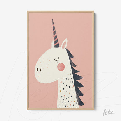 quadro com ilustração de um unicórnio em fundo rosa e moldura em madeira clara