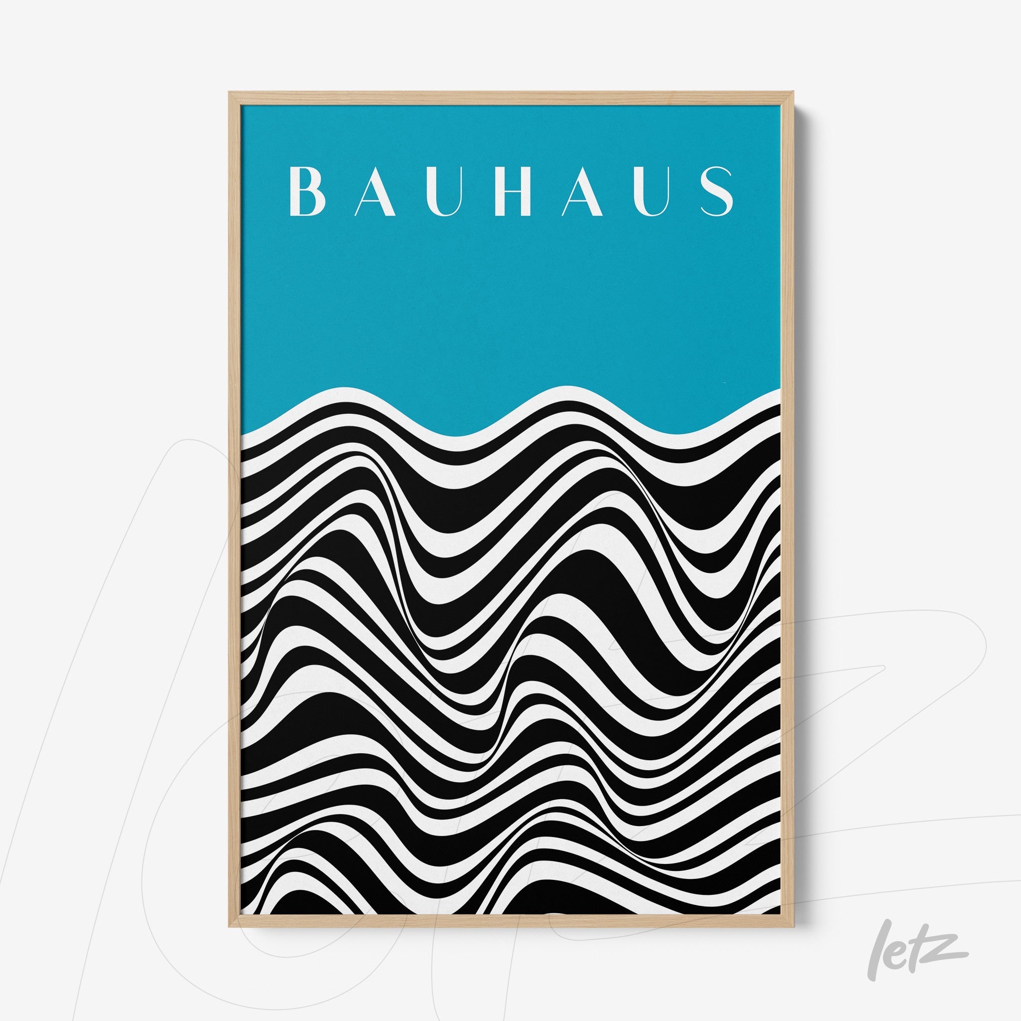 quadro com padrão ondulado preto e branco sob fundo azul com moldura de madeira clara