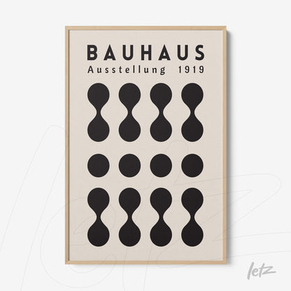 quadro com design geométrico estilizado do bauhaus em moldura de madeira clara