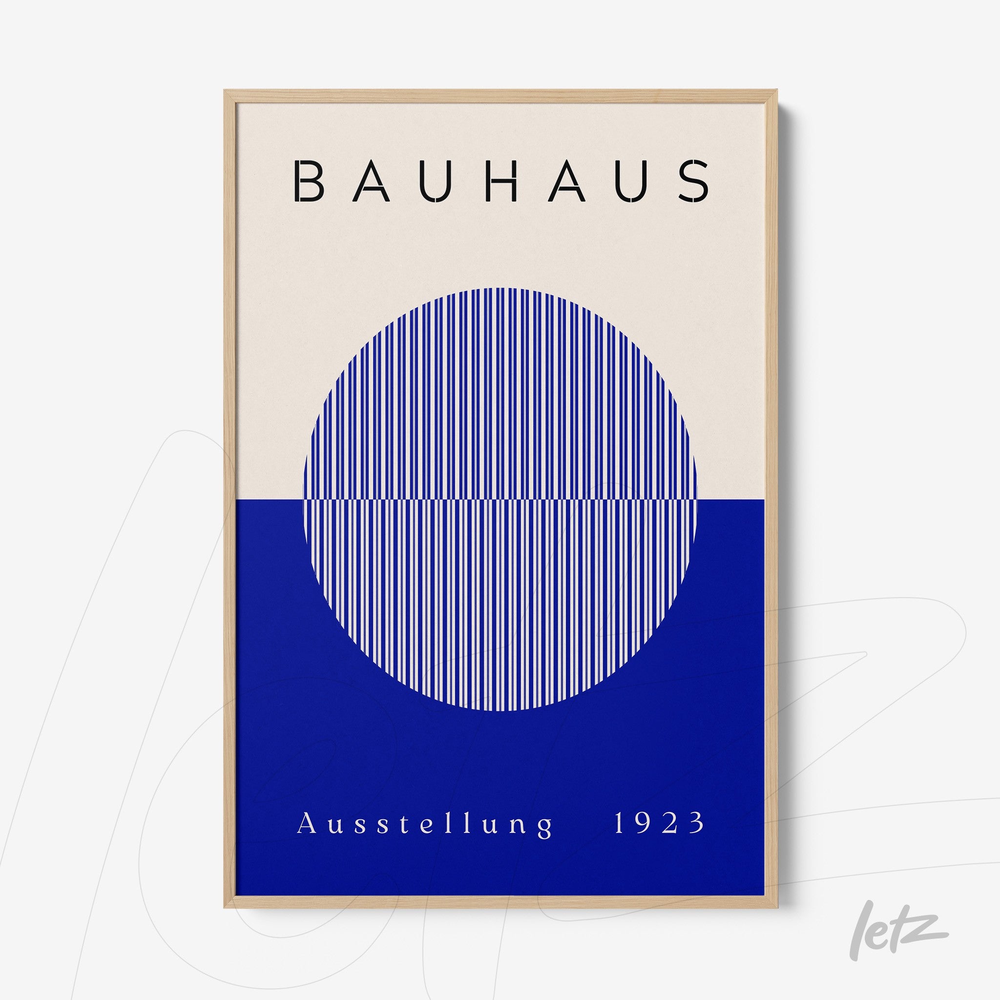pôster impresso com design inspirado na bauhaus apresentando círculo azul com listras brancas verticais em moldura de madeira clara
