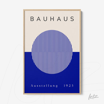 pôster impresso com design inspirado na bauhaus apresentando círculo azul com listras brancas verticais em moldura de madeira clara