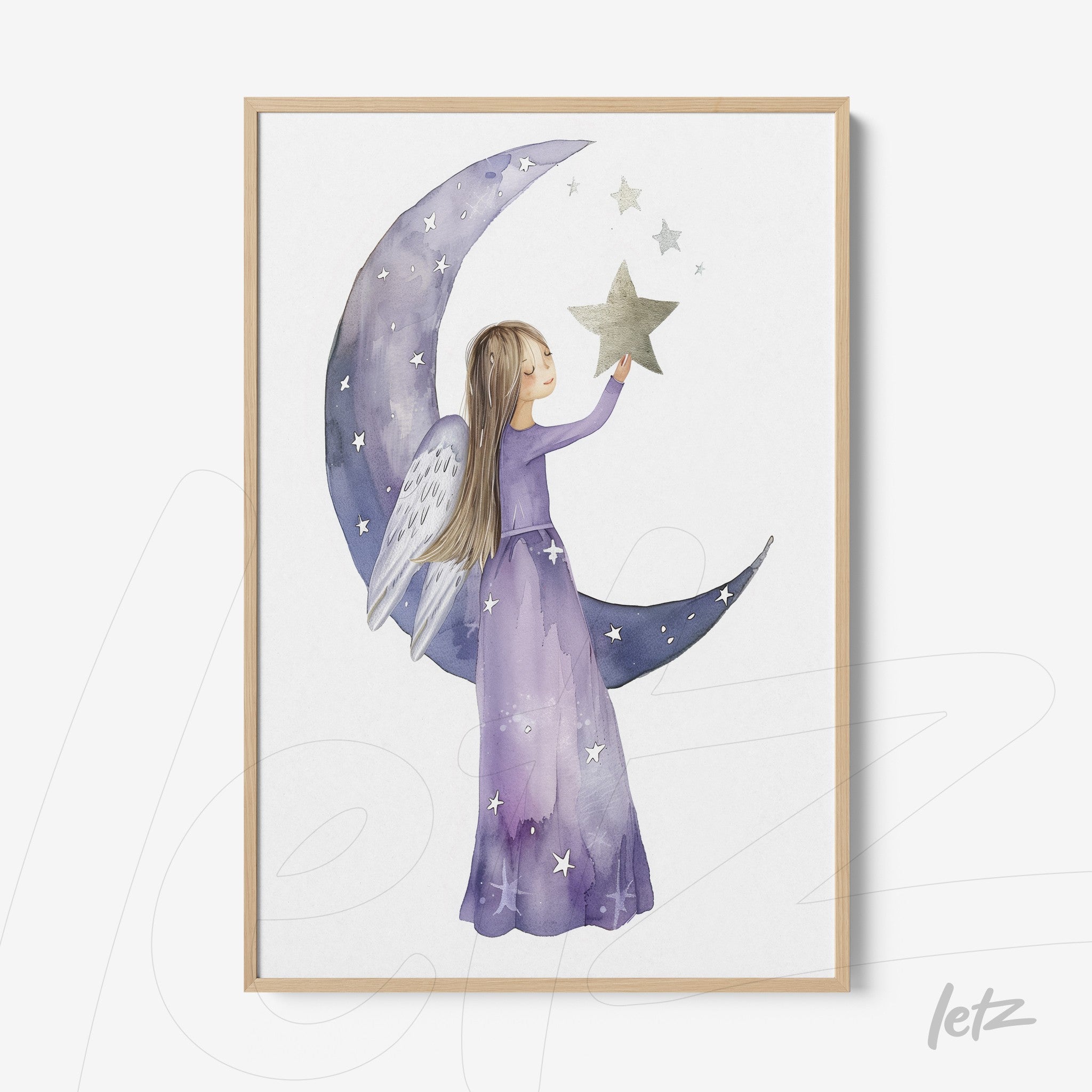 quadro com arte aquarelada de uma menina com asas de anjo segurando uma estrela em meio a uma lua crescente roxa, em moldura de madeira clara