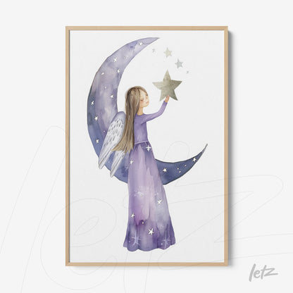 quadro com arte aquarelada de uma menina com asas de anjo segurando uma estrela em meio a uma lua crescente roxa, em moldura de madeira clara