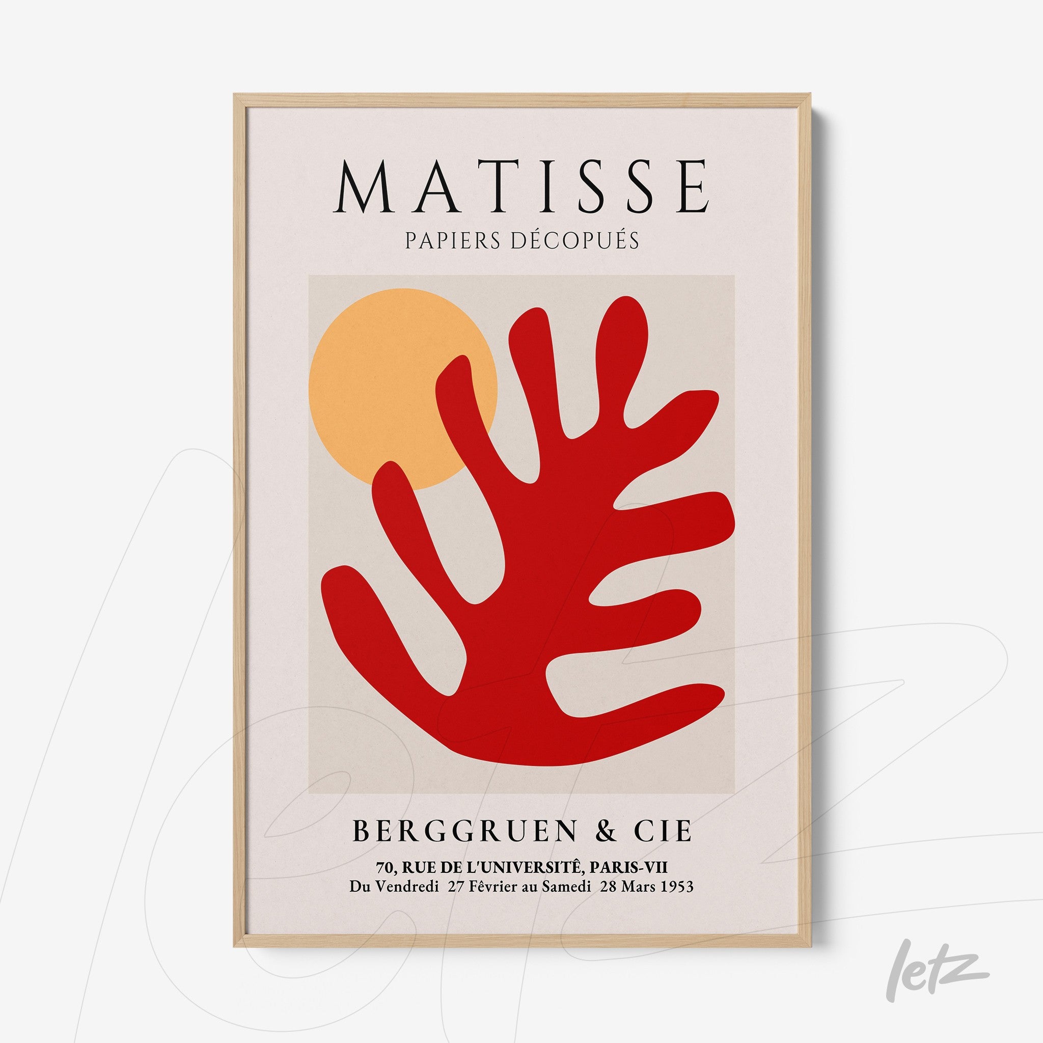 quadro decorativo com arte abstrata de folha vermelha sobre fundo claro, acompanhada por um círculo amarelo, moldura de madeira clara