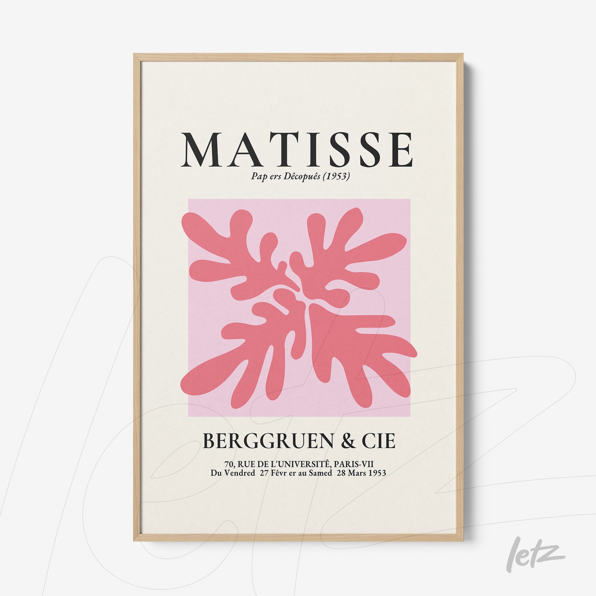 quadro com arte modernista em tons de rosa e vermelho, com moldura de madeira clara e fundo rosa suave