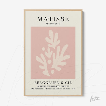 quadro com arte abstrata em tons de rosa e creme, com moldura clara, destacando formas orgânicas e texto em preto