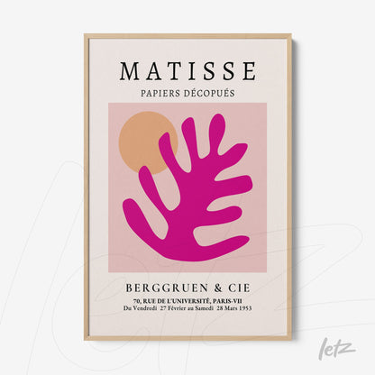 quadro com arte abstrata de folhas em pink e fundo claro, com moldura de madeira clara