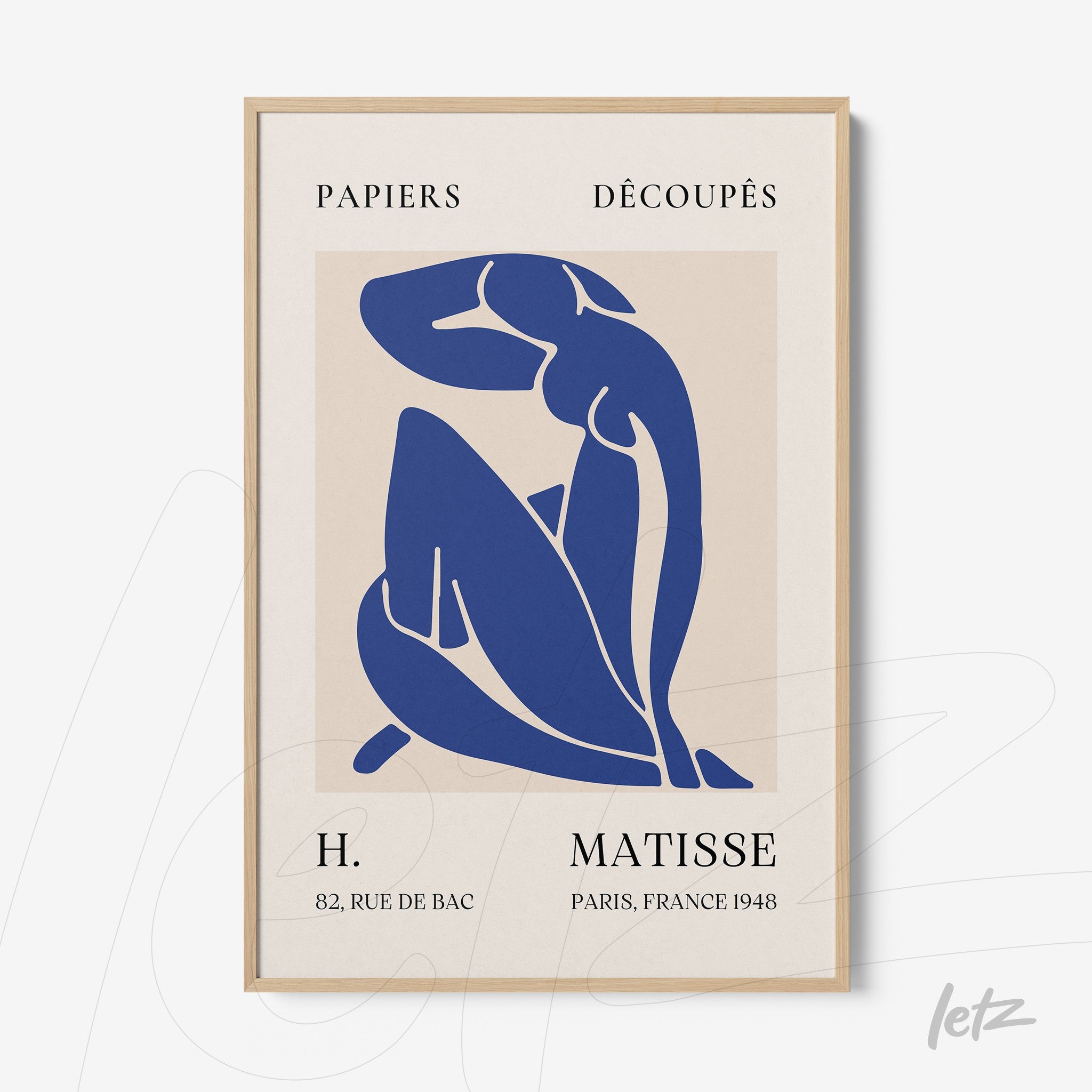 quadro com arte estilizada em azul de figura feminina nu, moldura de madeira clara