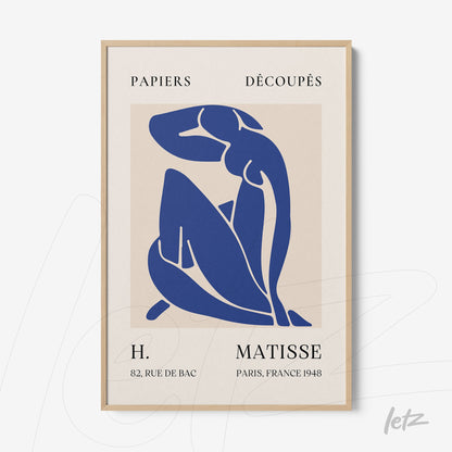 quadro com arte estilizada em azul de figura feminina nu, moldura de madeira clara