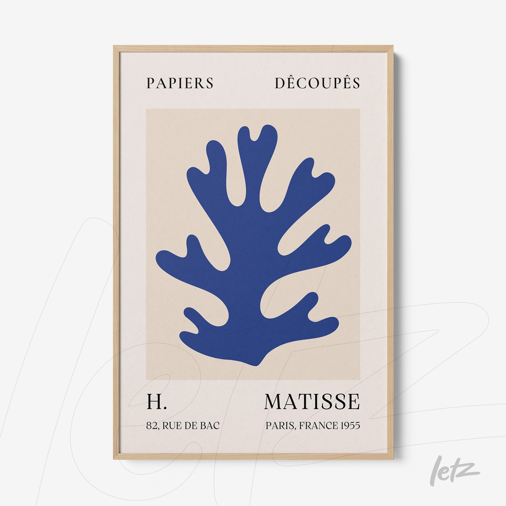 quadro com arte de recortes de papel em azul, moldura de madeira clara, fundo neutro e texto estilizado