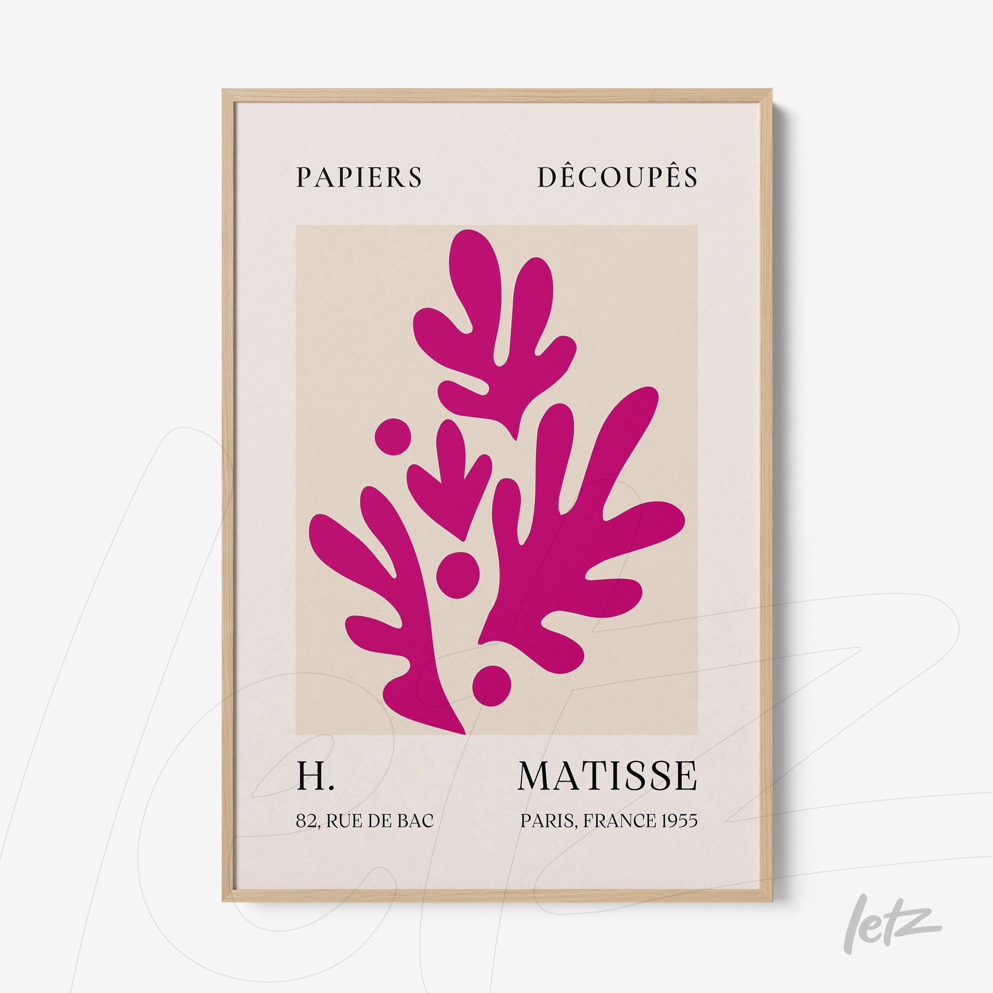 quadro com arte de papéis recortados em vermelho vibrante e moldura de madeira clara