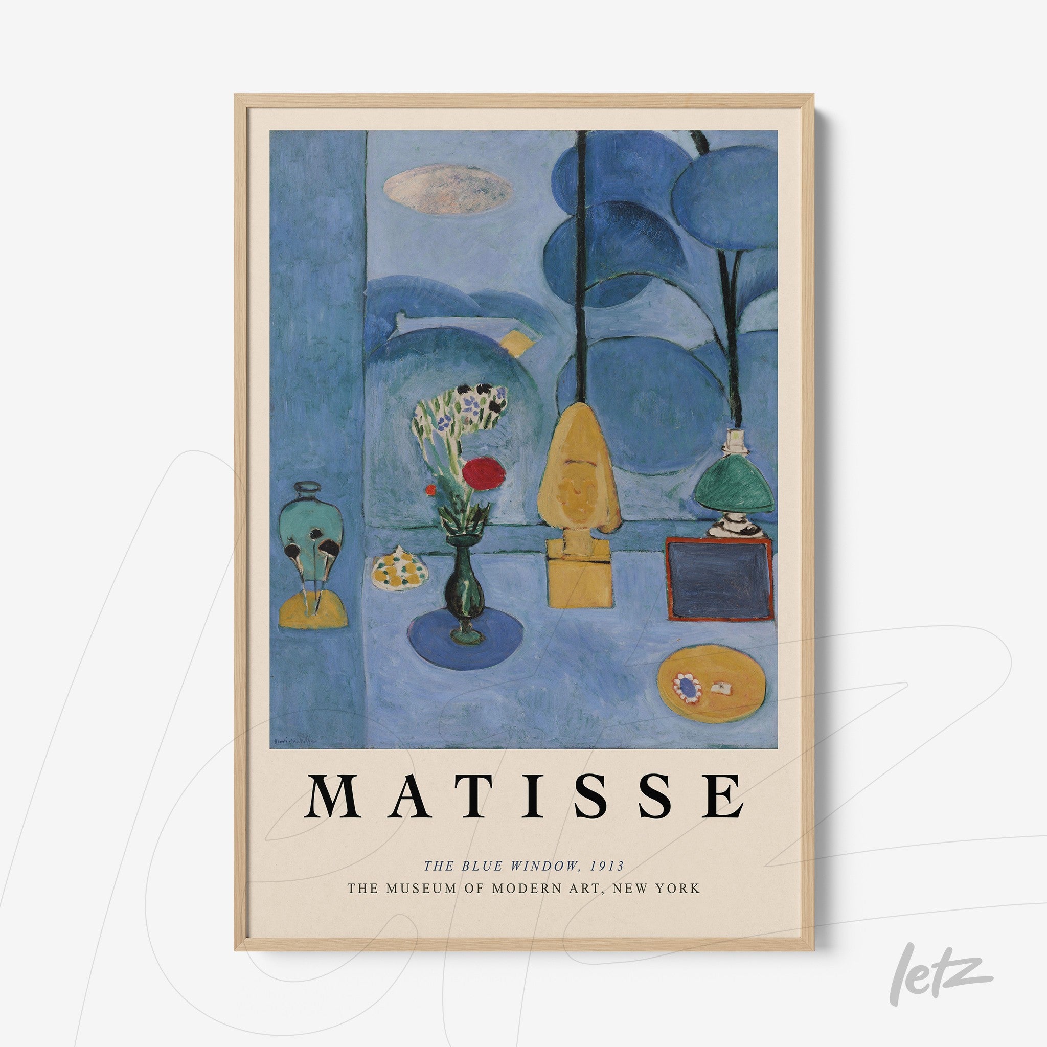 quadro com arte de Matisse, representando uma janela azul e elementos decorativos em fundo azul, em moldura clara