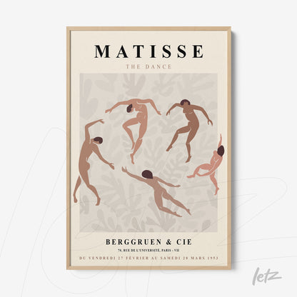 quadro com arte moderna de figuras dançantes em tonalidades terracota e fundo claro, moldura de madeira clara