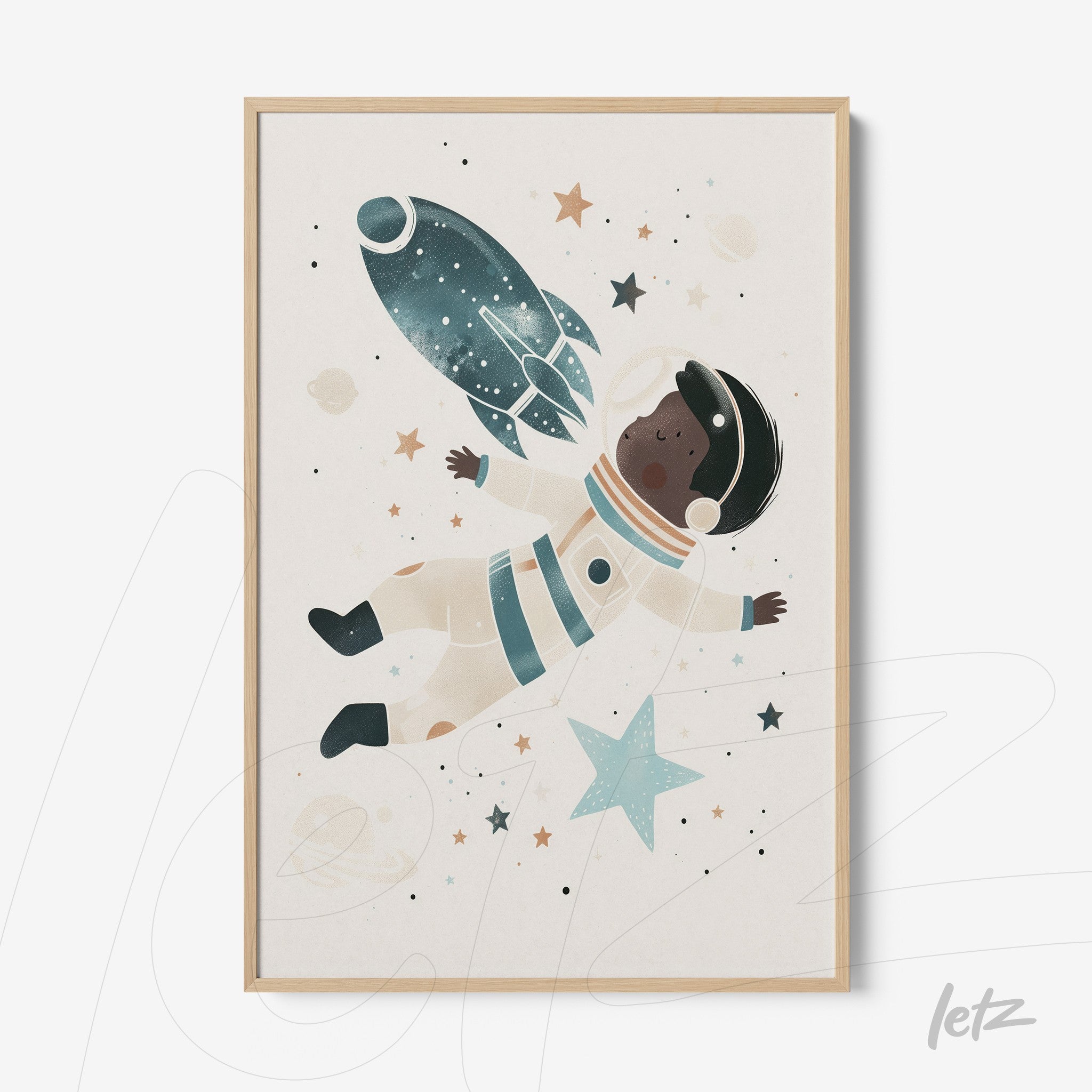 quadro com ilustração de astronauta flutuando no espaço com estrelas e um foguete, moldura de madeira clara