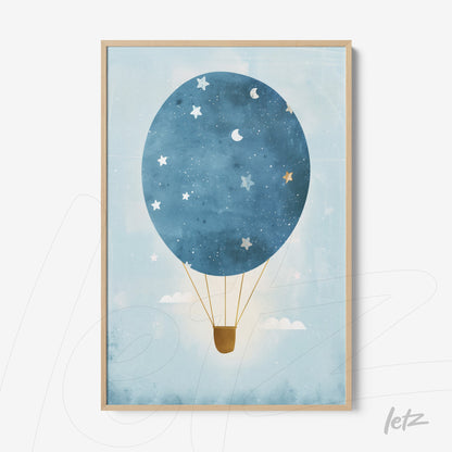quadro com ilustração de balão de ar quente azul sob um céu estrelado em moldura de madeira clara