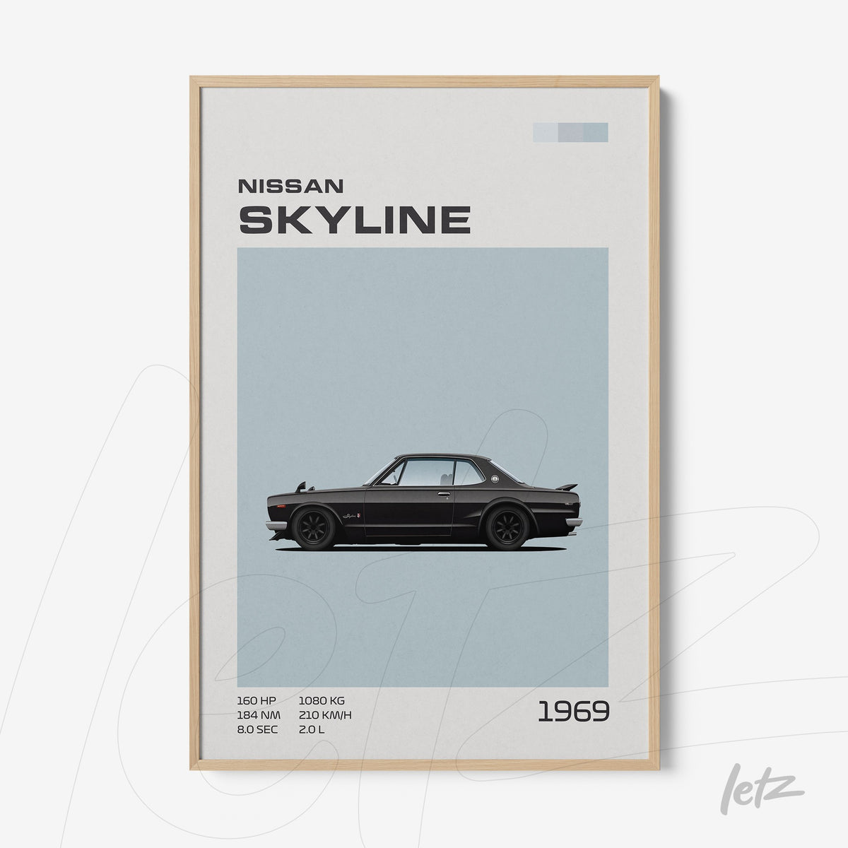 quadro com ilustração estilizada do carro Nissan Skyline 1969 em moldura de madeira clara sobre fundo azul