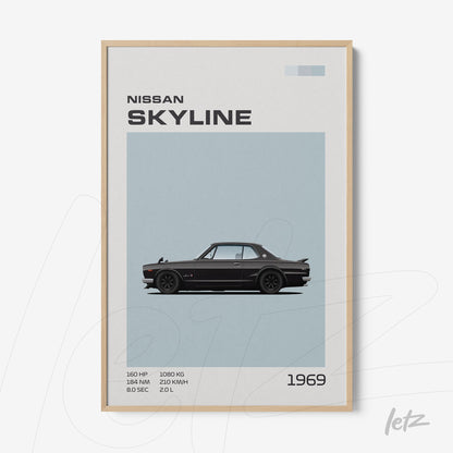 quadro com ilustração estilizada do carro Nissan Skyline 1969 em moldura de madeira clara sobre fundo azul