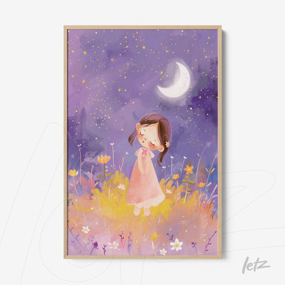 quadro com ilustração delicada de menina em campo florido sob céu noturno com lua e estrelas, moldura de madeira clara