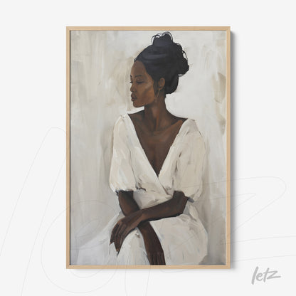 quadro com retrato de mulher negra em vestido branco, com fundo neutro e moldura de madeira clara