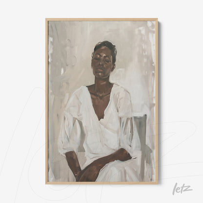 quadro com retrato em estilo contemporâneo de mulher com roupa branca, moldura de madeira clara e fundo neutro