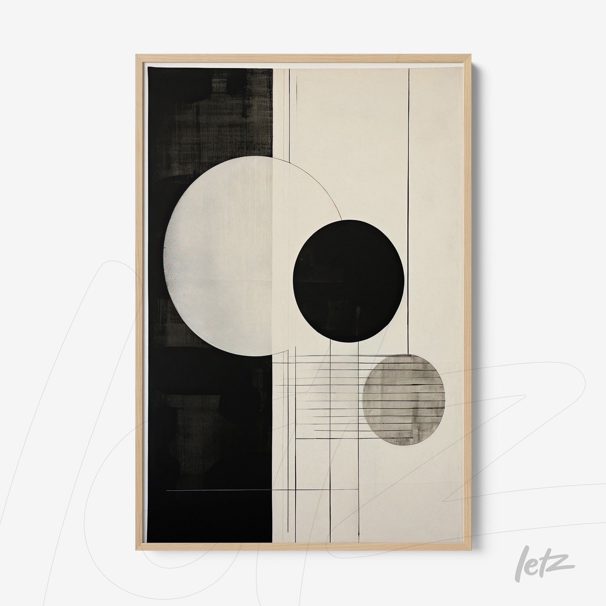 quadro com arte abstrata em preto e branco, destacando círculos de diferentes tamanhos sobre fundo suave, emoldurado com moldura clara de madeira