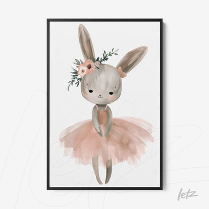 quadro com arte infantil de coelho bailarina usando um vestido rosa e adornado com flores na cabeça em moldura preta