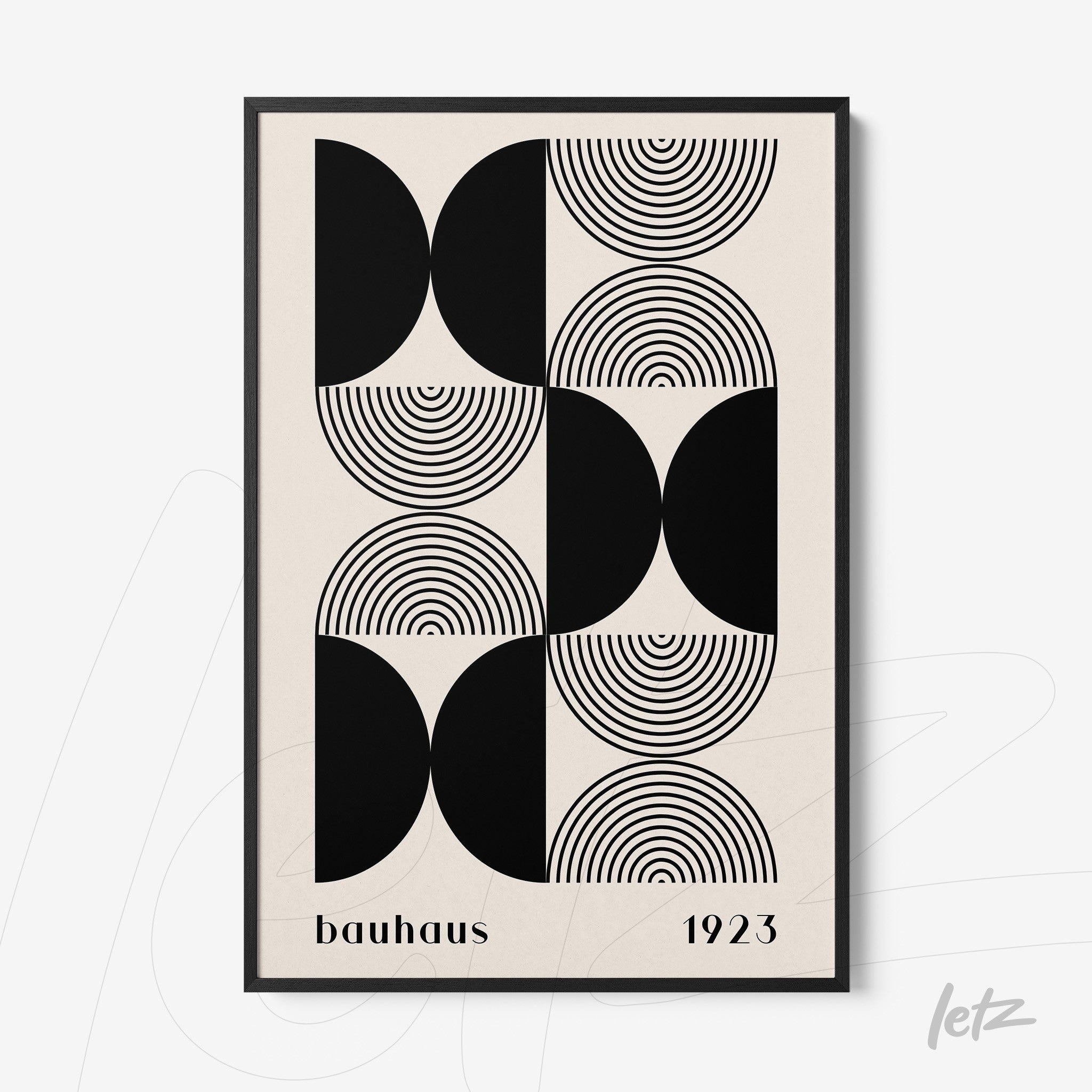 quadro com arte moderna estilo bauhaus em preto e branco com linhas geométricas concêntricas, moldura preta e data 1923