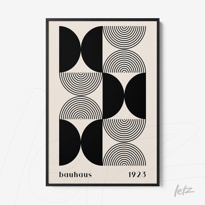 quadro com arte moderna estilo bauhaus em preto e branco com linhas geométricas concêntricas, moldura preta e data 1923