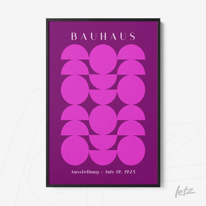 pôster em roxo vibrante com arte geométrica inspirada na Bauhaus em moldura preta