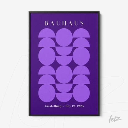 pôster em estilo bauhaus com formas geométricas lilás sobre fundo roxo e moldura preta