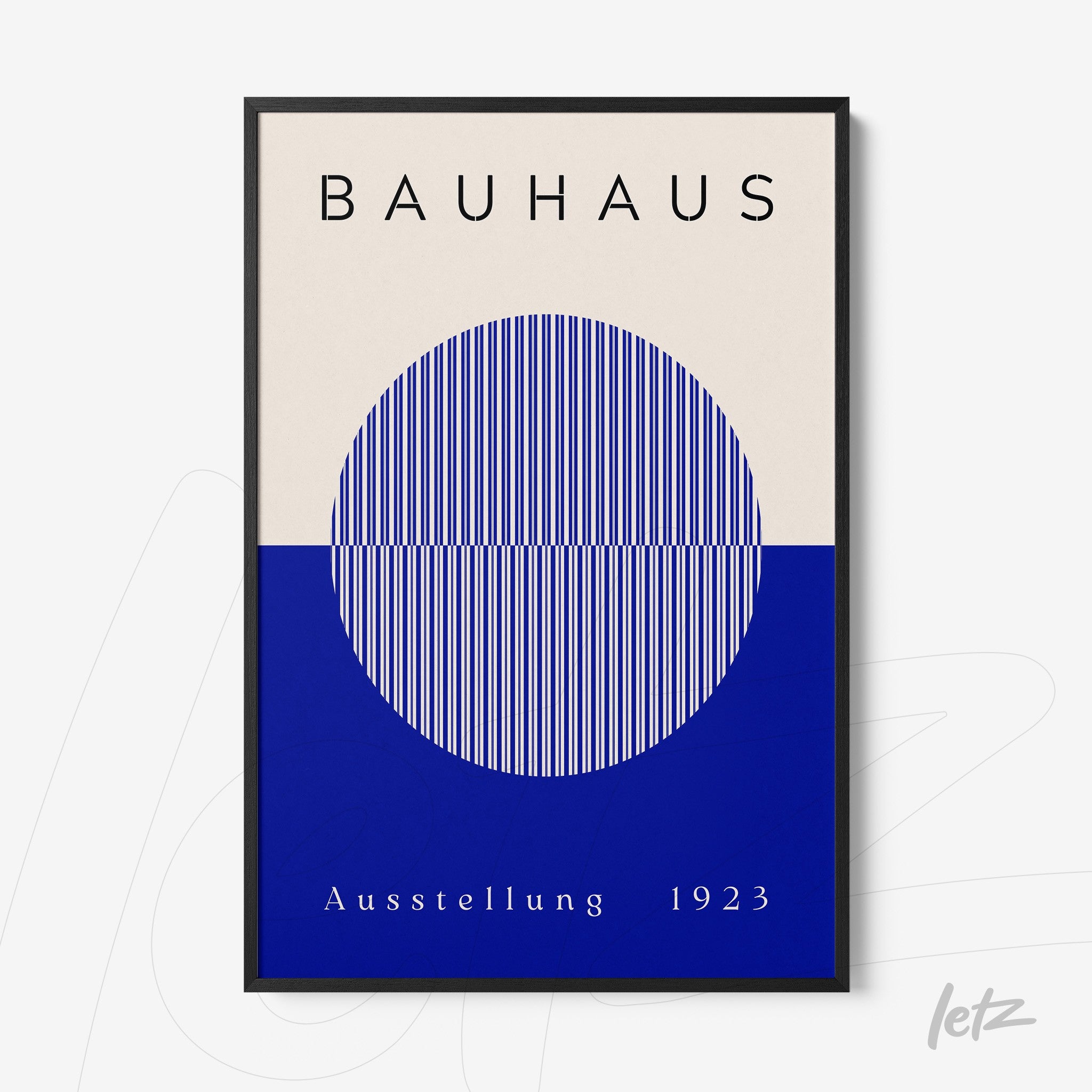 quadro com arte em estilo Bauhaus, com círculo azul e linhas verticais em fundo creme, emoldurado em preto