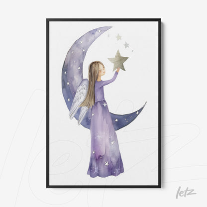 quadro com arte de menina anjo vestida de roxo, segurando estrela sobre lua crescente em fundo claro