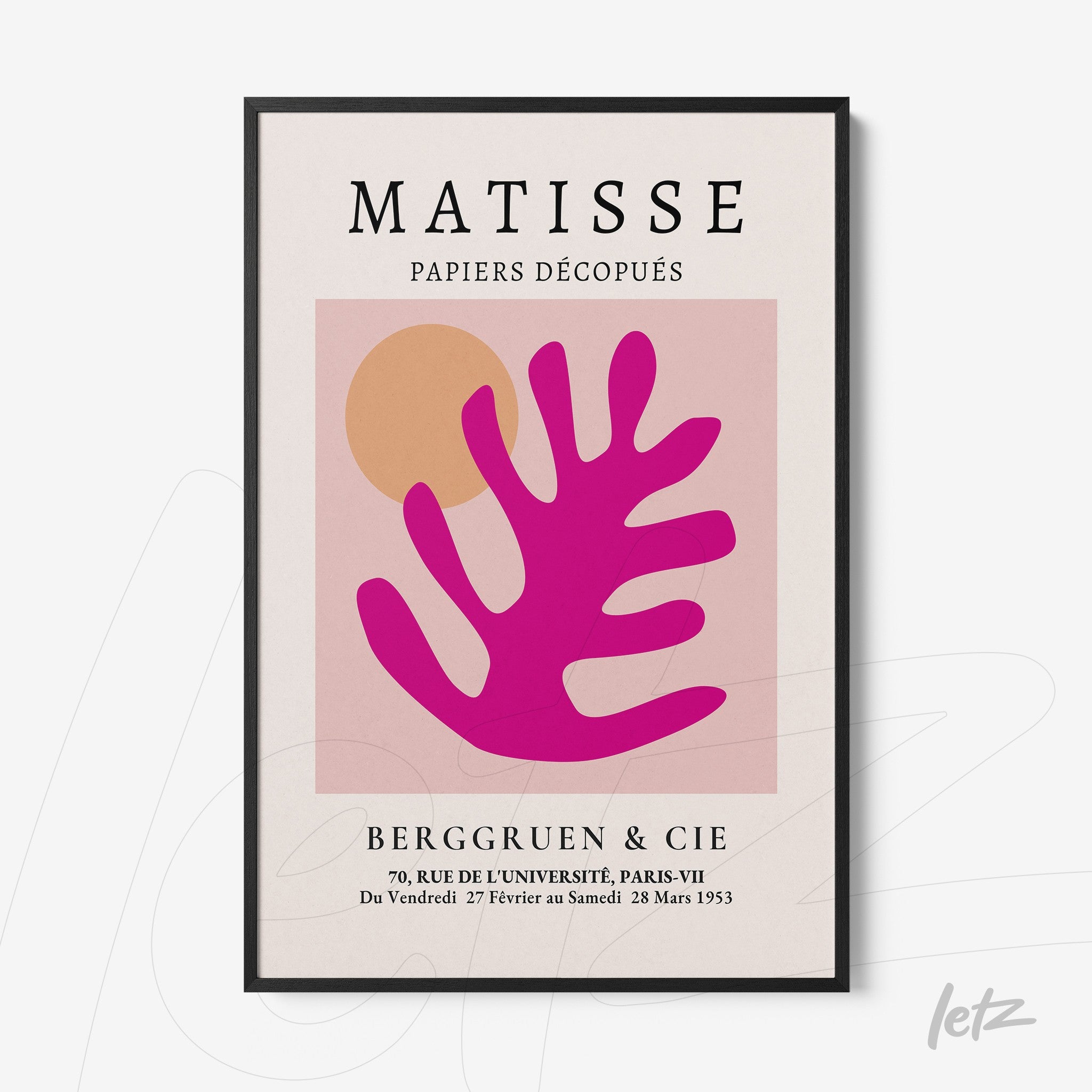 quadro com arte moderna de fundo claro, destacando uma grande folha rosa, círculo em tom pálido e texto em letras maiúsculas na parte superior