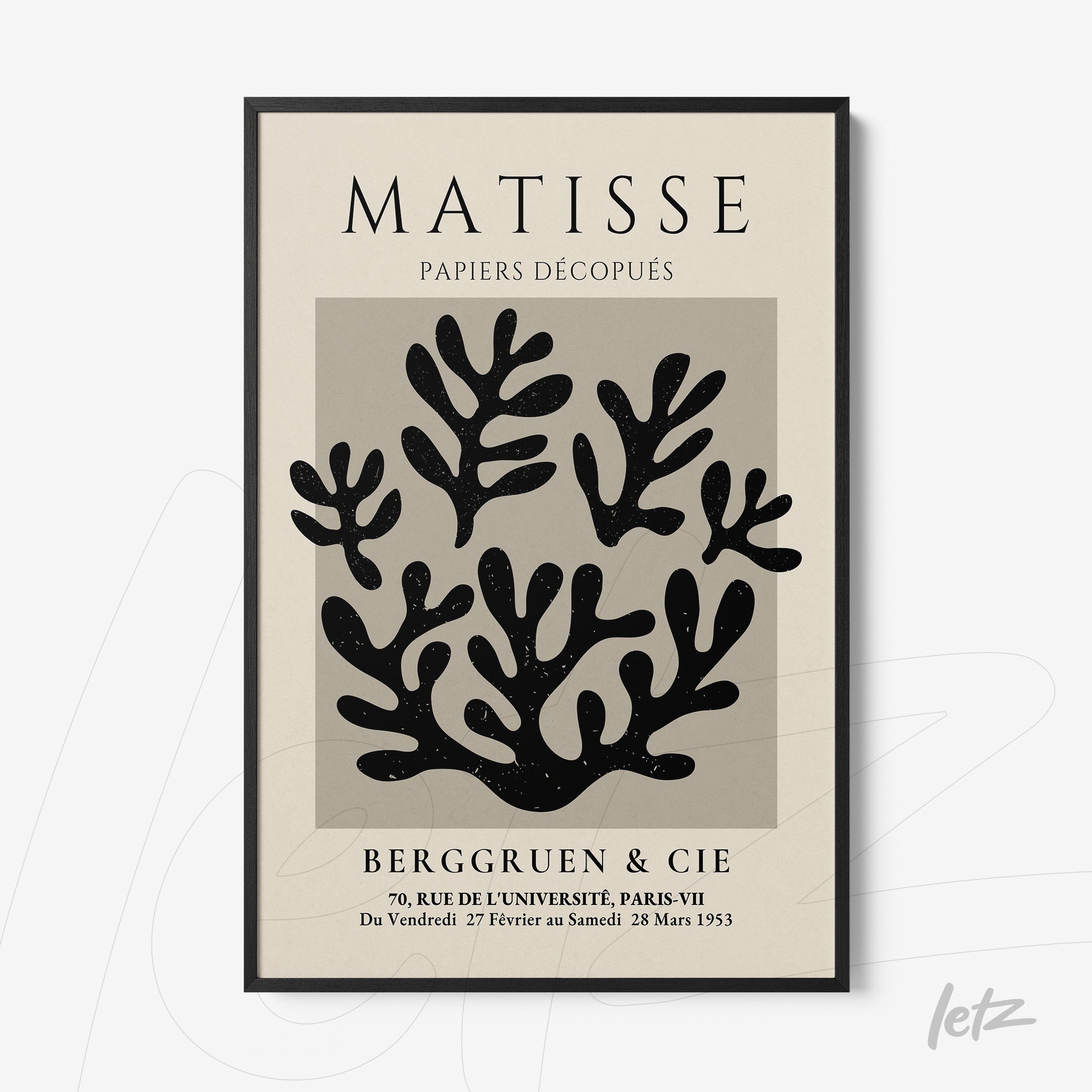 quadro decorativo com arte de folhas recortadas em preto sobre fundo cinza, moldura preta fina