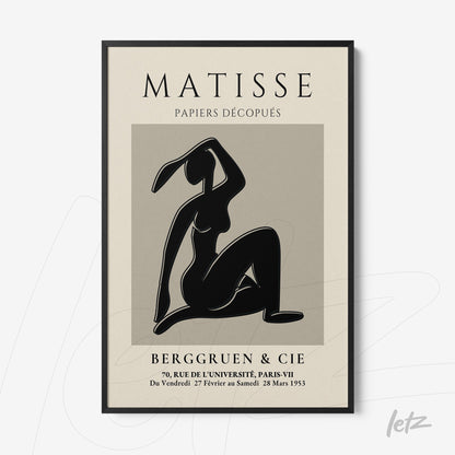 quadro com arte em estilo moderno apresentando uma silhueta feminina em fundo neutro, com moldura preta fina e texto estilizado em letras brancas