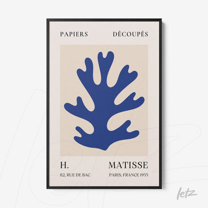 quadro com arte de recortes de formas orgânicas em azul sobre fundo claro, moldura preta