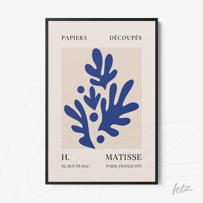 quadro com arte abstrata de folhas em azul sobre fundo claro e moldura preta