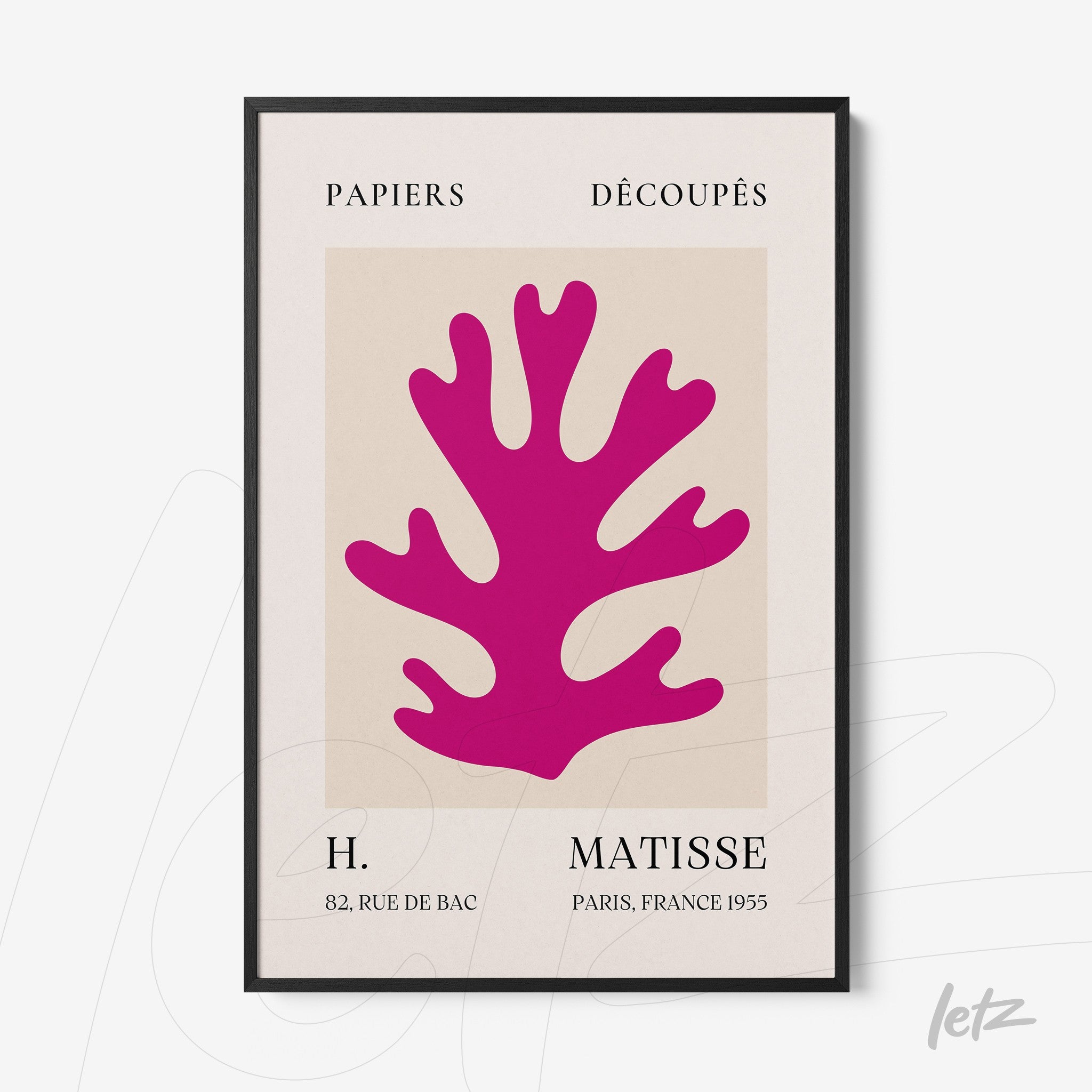 quadro com arte moderna apresentando um desenho abstrato de um coral em tom rosa vibrante, moldura preta fina e fundo neutro